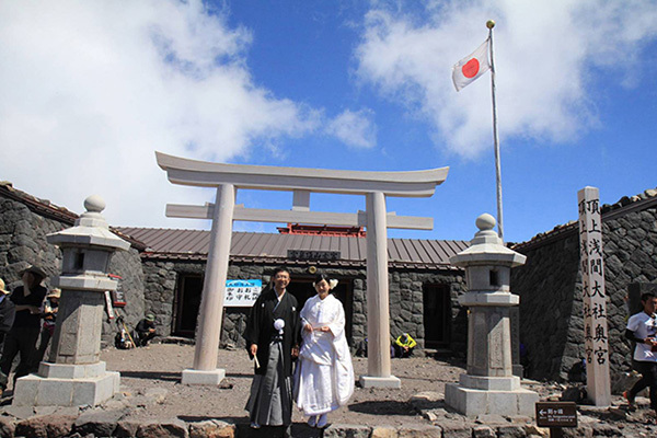 静岡市・富士市・沼津市の結婚式プロデュースと無料式場紹介の「はなといろ」の富士山＆海の結婚スタイルの画像・富士山頂
