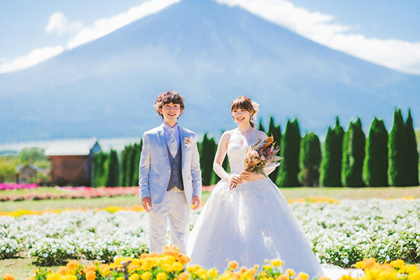 静岡市・富士市・沼津市の結婚式プロデュースと無料式場紹介の「はなといろ」の富士山＆海の結婚スタイルの画像・富士山をバックにお花畑で記念写真