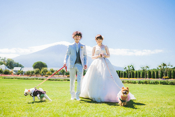 静岡市・富士市・沼津市の結婚式プロデュースと無料式場紹介の「はなといろ」の富士山＆海の結婚スタイルの画像・ペットも一緒に記念写真