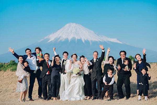 静岡市・富士市・沼津市の結婚式プロデュースと無料式場紹介の「はなといろ」の富士山＆海の結婚スタイルの画像・富士山をバックに記念撮影