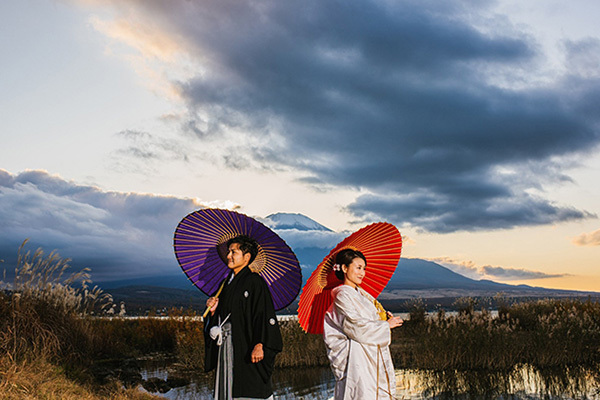 静岡市・富士市・沼津市の結婚式プロデュースと無料式場紹介の「はなといろ」の富士山＆海の結婚スタイルの画像・富士段とかっこいい幻想的な山中湖の写真