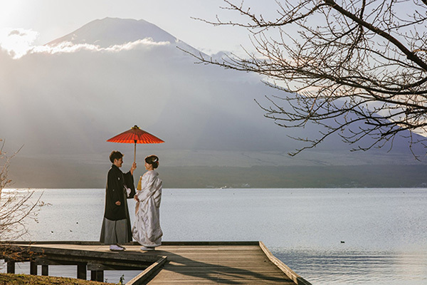 静岡市・富士市・沼津市の結婚式プロデュースと無料式場紹介の「はなといろ」の富士山＆海の結婚スタイルの画像・山中湖でフォトウエディング