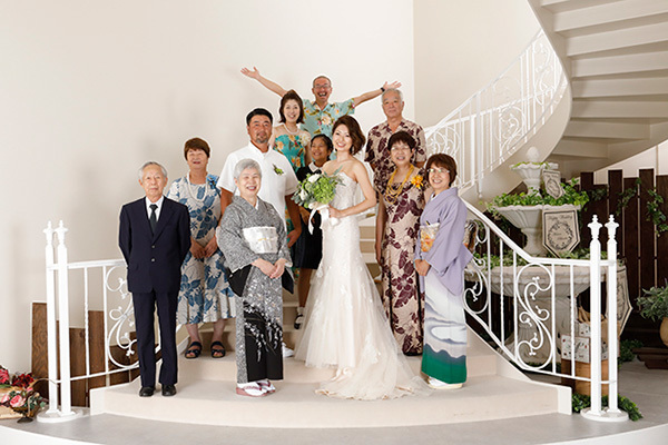静岡市・富士市・沼津市の結婚式プロデュースと無料式場紹介の「はなといろ」の家族集合写真、みんなでハワイの正装ムームーを着て