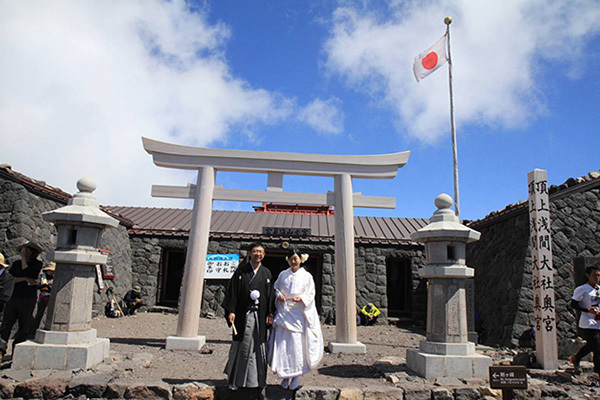 静岡市・富士市・沼津市の結婚式プロデュースと無料式場紹介の「はなといろ」の和婚の写真・富士山頂の結婚式