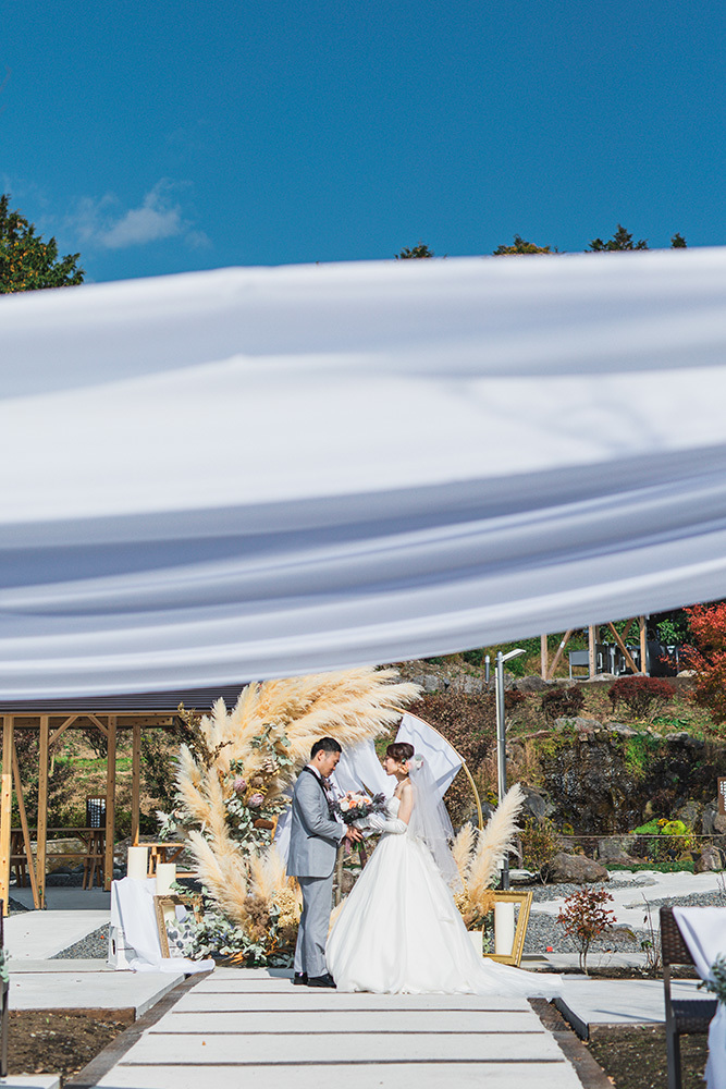 静岡市・富士市・沼津市の結婚式プロデュースと無料式場紹介の「はなといろ」のガーデン＆プールでの結婚式スタイル1（いでぼくウエディング）の写真2