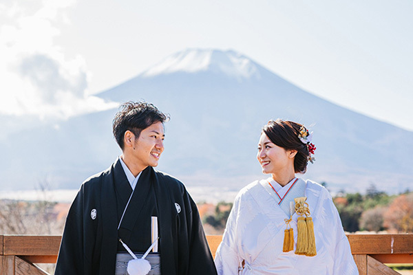 静岡市・富士市・沼津市の結婚式プロデュースと無料式場紹介の「はなといろ」の和婚の写真・富士山をバックに記念写真