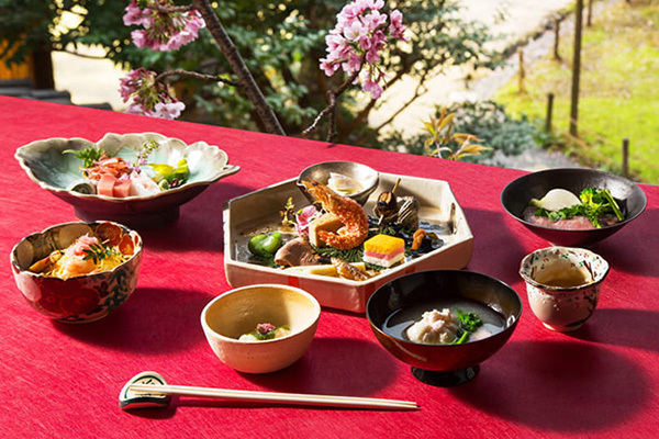 静岡市・富士市・沼津市の結婚式プロデュースと無料式場紹介の「はなといろ」の和婚の写真・浮月楼の日本庭園での日本料理